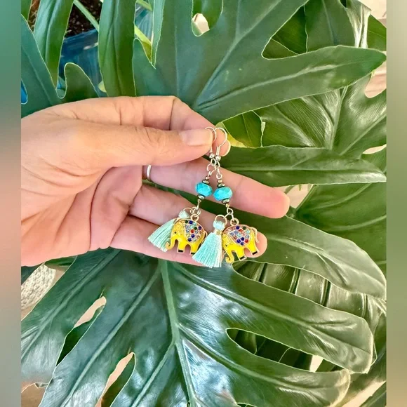 Howlite ~ Elephant earrings || Handmade - Picture 1 of 3